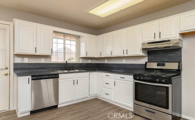 Detail Gallery Image 4 of 6 For 16038 Dale Evans Pkwy, Apple Valley,  CA 92307 - 3 Beds | 2 Baths