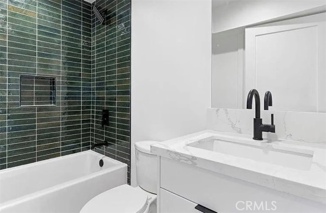 Detail Gallery Image 15 of 23 For 6417 1/2 Lexington Ave, Los Angeles,  CA 90038 - 4 Beds | 4 Baths