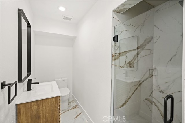 Detail Gallery Image 15 of 44 For 7010 Lennox Ave #C,  Van Nuys,  CA 91405 - 3 Beds | 2/1 Baths