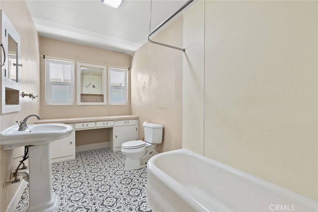 https://media.crmls.org/medias/adecabe2-da5d-40c2-9c57-34a08c0e5b1d.jpg?preset=X-Large