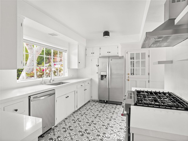 5405 Black Oak Drive, Los Angeles CA: https://media.crmls.org/medias/adee8877-db62-4ce5-a750-f2c06c70b1db.jpg