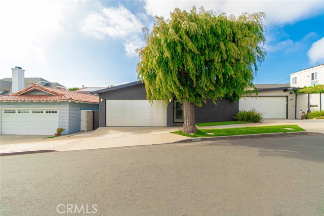 541 1st Street, Manhattan Beach, California 90266, 2 Bedrooms Bedrooms, ,2 BathroomsBathrooms,Residential,Sold,1st,SB23123581