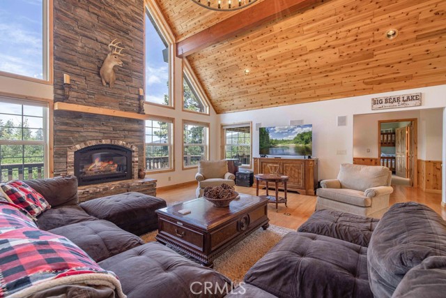 Detail Gallery Image 10 of 50 For 305 Starlight Cir, Big Bear Lake,  CA 92315 - 3 Beds | 2/1 Baths