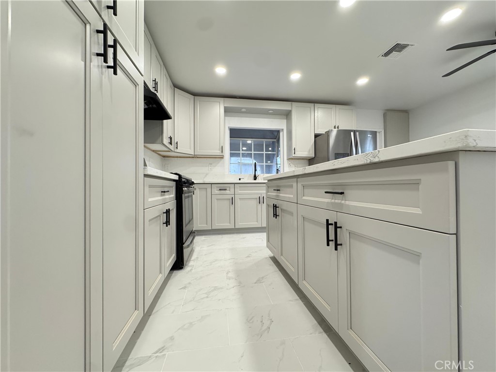 MLS #OC25261024 image #9