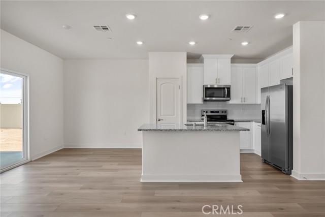 Detail Gallery Image 3 of 7 For 14896 Desert Lily Ct, Apple Valley,  CA 92307 - 3 Beds | 2 Baths