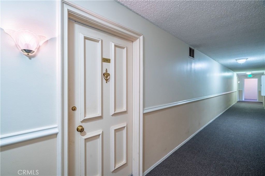 https://media.crmls.org/medias/adfd3996-4d12-48c7-9cb8-9d2ce5c37b74.jpg?preset=X-Large