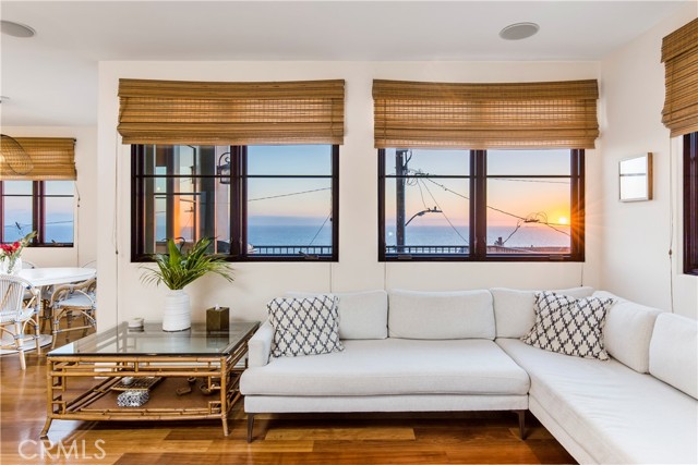 Detail Gallery Image 13 of 28 For 320 33rd, Manhattan Beach,  CA 90266 - 3 Beds | 4 Baths