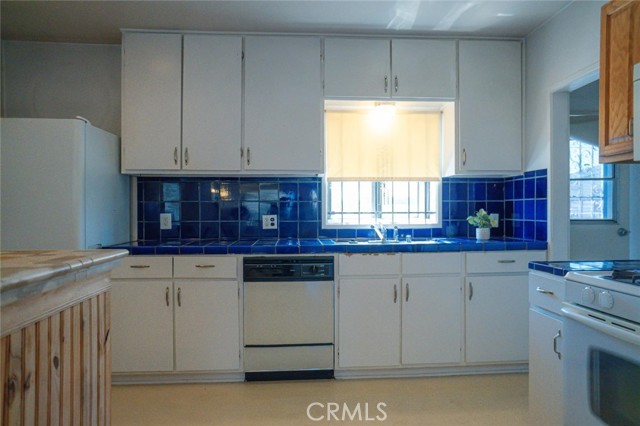 7029 4th Avenue, Los Angeles CA: https://media.crmls.org/medias/ae028b1c-06f8-4f66-8989-e2f2e19e3a9f.jpg