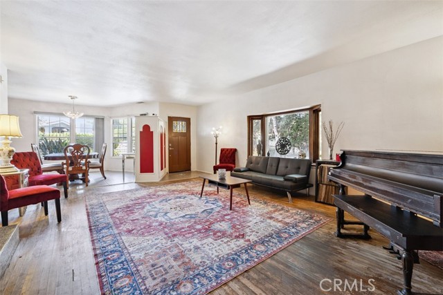 5800 Winnetka Avenue, Woodland Hills CA: https://media.crmls.org/medias/ae03658c-568b-47ac-82ef-894bd4b301a9.jpg