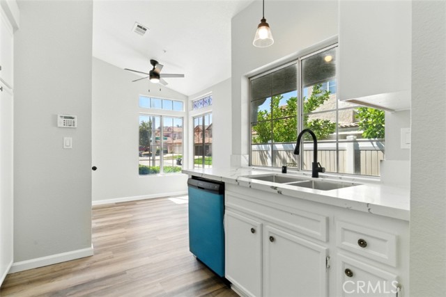 11979 Savona Dr, Fontana CA: https://media.crmls.org/medias/ae0490b7-e10e-4cb6-a175-74ec0c1180fc.jpg
