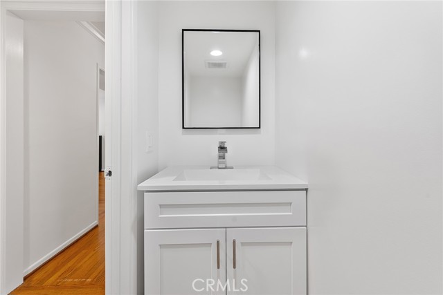 11053 Strathmore Drive, Westwood - Century City CA: https://media.crmls.org/medias/ae07a80e-70bc-4a66-84ff-f90f9549ef93.jpg