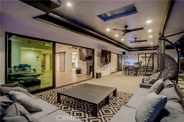 22410 Collins Street, Woodland Hills CA: https://media.crmls.org/medias/ae0beb0f-3ceb-49bd-bff2-508d01e7aa4d.jpg