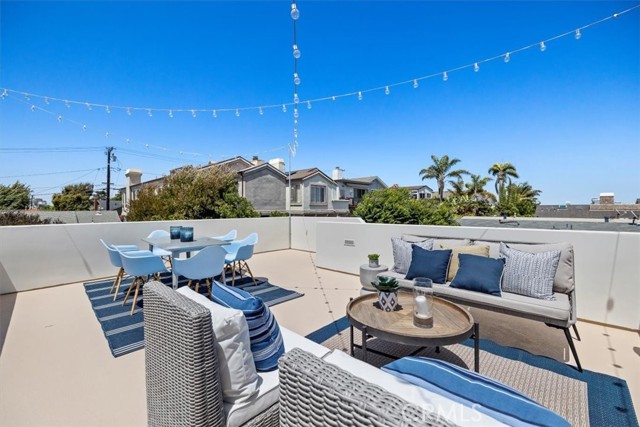 1141 7th Street, Hermosa Beach, California 90254, 3 Bedrooms Bedrooms, ,2 BathroomsBathrooms,Residential,Sold,7th,SB22129250