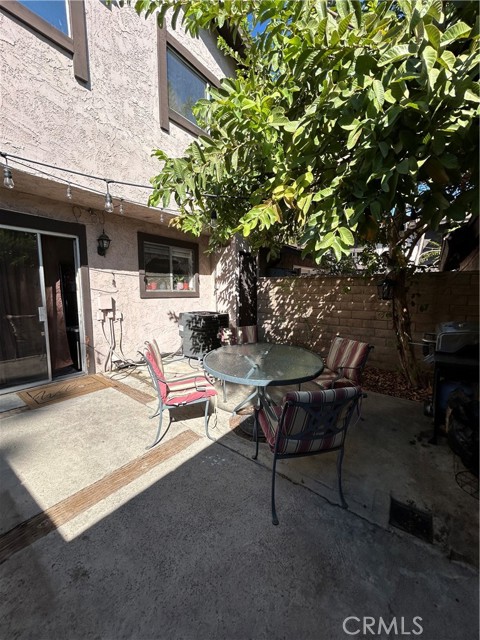 Detail Gallery Image 11 of 19 For 7554 Corbin Ave #2,  Reseda,  CA 91335 - 3 Beds | 2 Baths