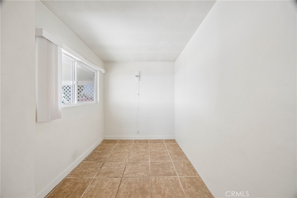 https://media.crmls.org/medias/ae1845a5-f607-489a-ab9c-78a294bf3699.jpg?preset=X-Large
