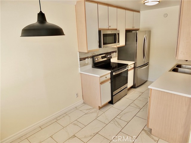 121 Sinclair Avenue, Glendale CA: https://media.crmls.org/medias/ae18b27c-a187-459b-b964-64c1ff941f00.jpg