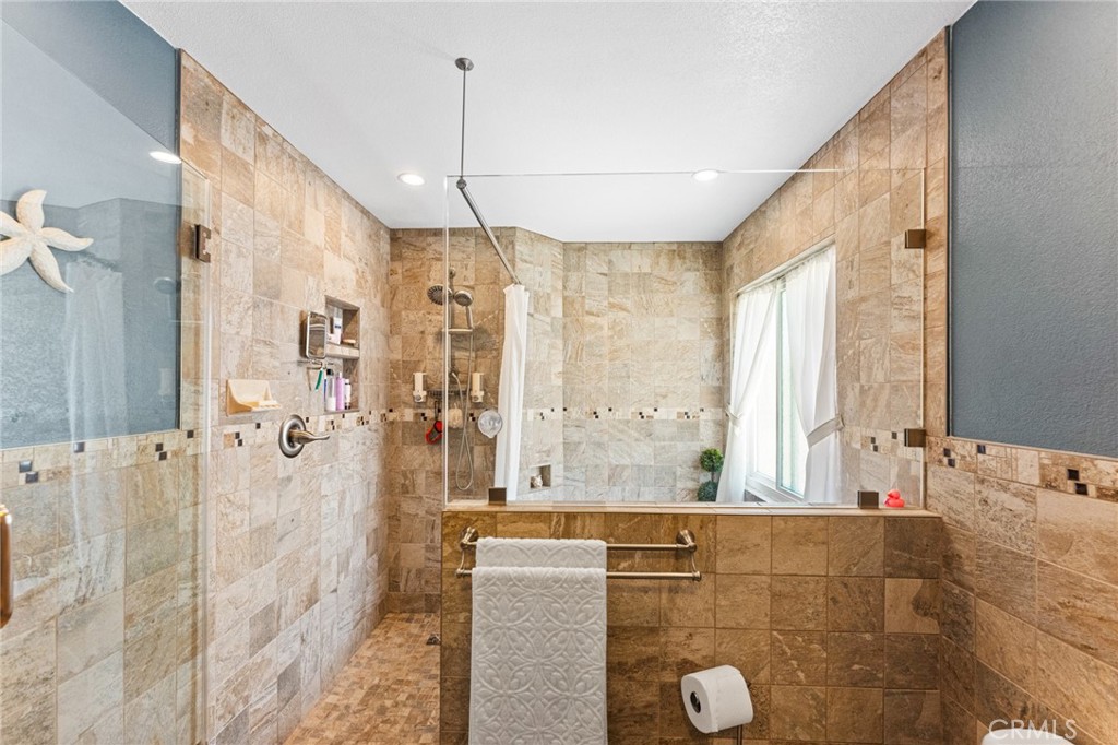 https://media.crmls.org/medias/ae1b1b3d-d39f-44bf-8158-d793c3a56821.jpg?preset=X-Large