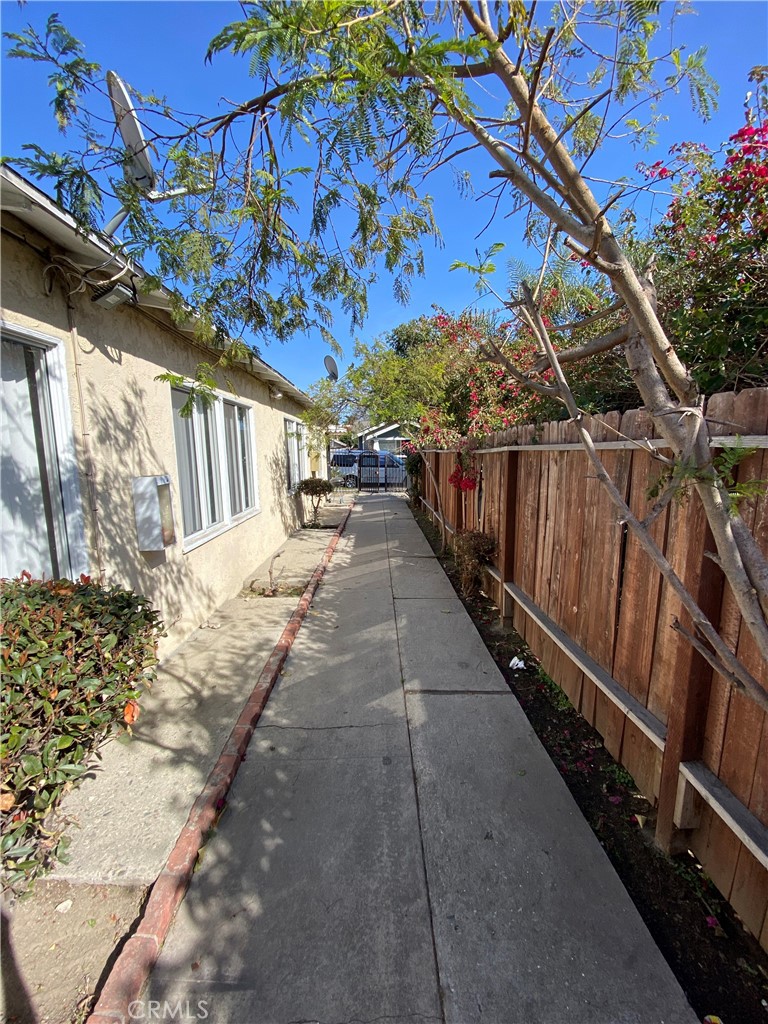 903 Cerritos Avenue B