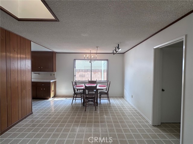 Detail Gallery Image 3 of 34 For 20631 Romar St, Chatsworth,  CA 91311 - 5 Beds | 3 Baths