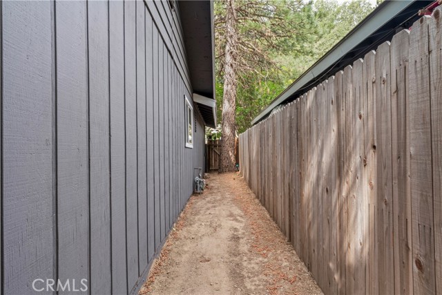 1381 Blackfoot W Trail, Lake Arrowhead CA: https://media.crmls.org/medias/ae212228-ad5a-4a32-ad3f-284b7f48483c.jpg