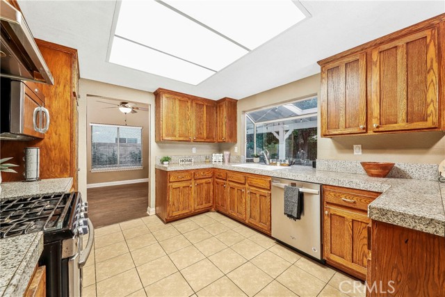 Detail Gallery Image 16 of 51 For 45345 Pickford Ave, Lancaster,  CA 93534 - 5 Beds | 3 Baths