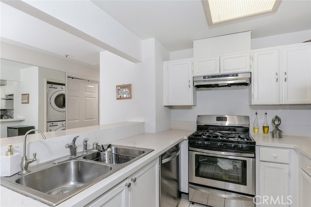 Detail Gallery Image 8 of 22 For 450 W Dryden St #104,  Glendale,  CA 91202 - 2 Beds | 2 Baths