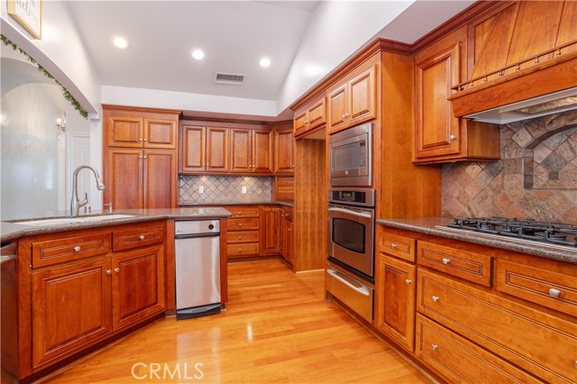 24302 Vista Ridge Drive, Valencia CA: https://media.crmls.org/medias/ae2d8583-632a-44ab-916f-ece6c8c1eab9.jpg