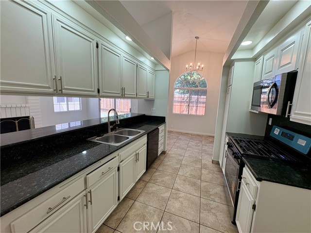 2137 Estrella Court, Palmdale CA: https://media.crmls.org/medias/ae2d92fd-bbdc-4966-8645-2019131172d3.jpg