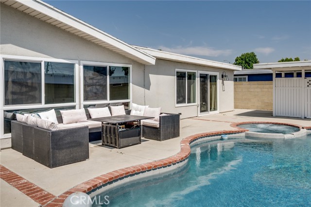 19202 Hickory Lane, Huntington Beach CA: https://media.crmls.org/medias/ae2dece7-3e66-4f82-9b45-d0c95171a890.jpg
