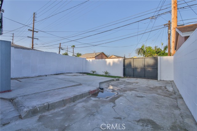 9218 Hooper Avenue, Los Angeles CA: https://media.crmls.org/medias/ae30dee3-c158-422f-b36e-2b8acdf27570.jpg