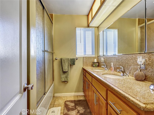 Detail Gallery Image 14 of 32 For 812 W Athens, Los Angeles,  CA 90044 - 4 Beds | 3 Baths