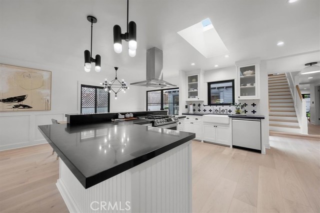 1012 10th Street, Manhattan Beach CA: https://media.crmls.org/medias/ae37c25b-912c-4f39-8e05-cae6704fc8aa.jpg