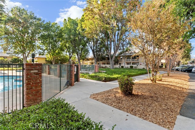 Detail Gallery Image 34 of 39 For 8031 Canby Ave #4,  Reseda,  CA 91335 - 3 Beds | 2/1 Baths