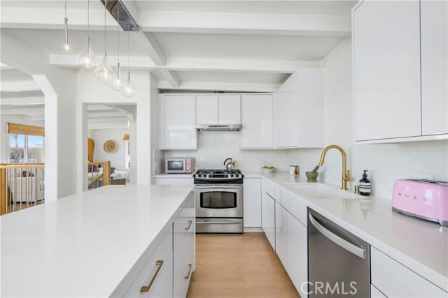 1071 Oro Street, Laguna Beach CA: https://media.crmls.org/medias/ae3e0c12-a044-444c-98d0-ec77b6d6204d.jpg