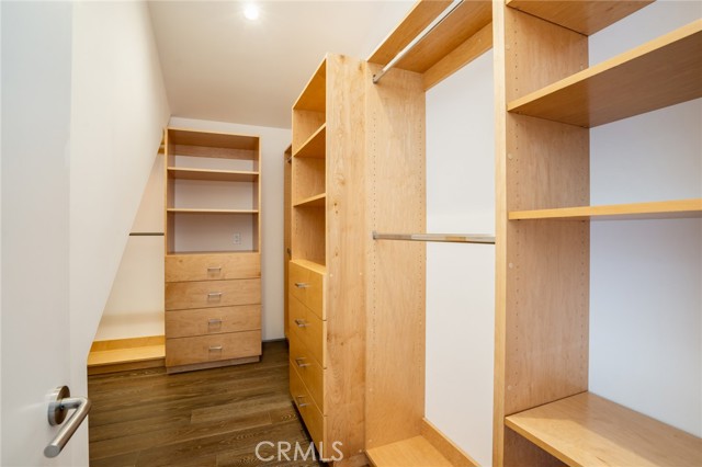 Principal suite walk-in closet