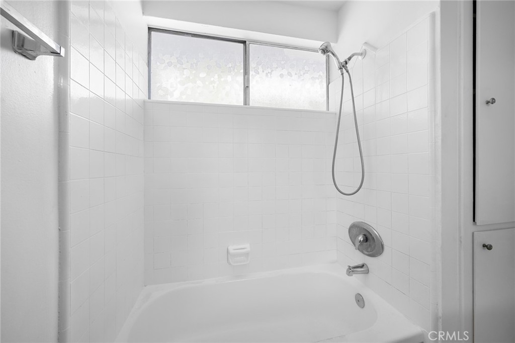 https://media.crmls.org/medias/ae44ddf3-fd16-4958-9609-b8616cb6263e.jpg?preset=X-Large