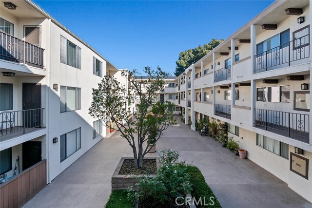 Detail Gallery Image 10 of 15 For 12801 Moorpark St #205,  Studio City,  CA 91604 - 2 Beds | 2 Baths