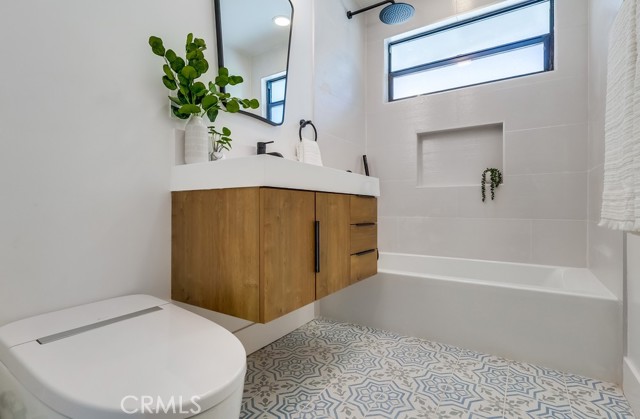 2103 Roxanne Avenue, Long Beach CA: https://media.crmls.org/medias/ae473d4e-0c3e-45ac-82fb-785a290a80d0.jpg