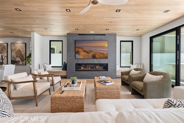 20 Balboa Coves, Newport Beach CA: https://media.crmls.org/medias/ae47f3a5-add6-4495-bbb9-63dfdd392c03.jpg