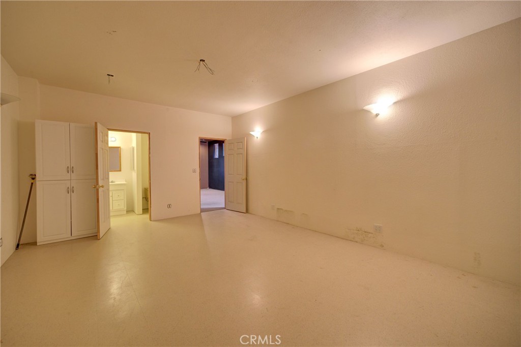 https://media.crmls.org/medias/ae4a2e79-656c-4497-9272-ac80de3e2b8a.jpg?preset=X-Large