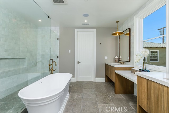 Detail Gallery Image 8 of 20 For 107 Manhattan Ave, Hermosa Beach,  CA 90254 - 5 Beds | 5/1 Baths