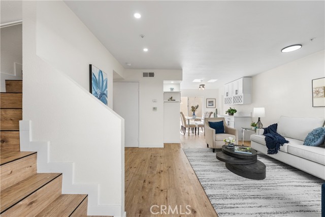 Detail Gallery Image 4 of 58 For 8800 Burnet Ave #15,  North Hills,  CA 91343 - 5 Beds | 3 Baths