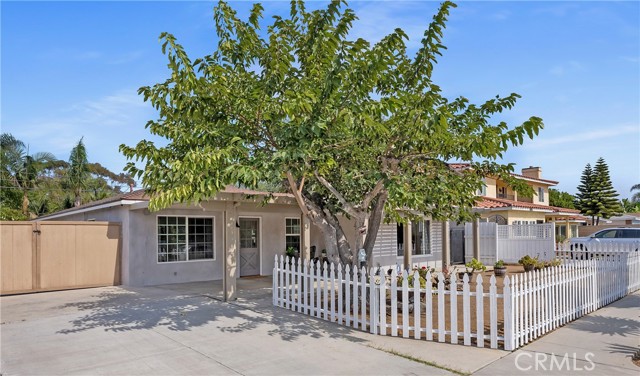 Detail Gallery Image 1 of 49 For 980 19th Street, Costa Mesa,  CA 92627 - 3 Beds | 2 Baths