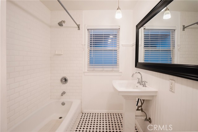204 38th Street, Manhattan Beach, California 90266, 3 Bedrooms Bedrooms, ,2 BathroomsBathrooms,Residential,Sold,38th,SB22047945