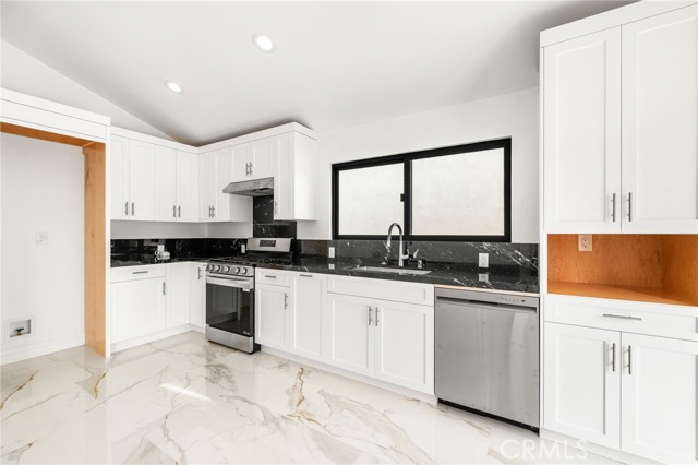 Detail Gallery Image 30 of 45 For 707 Begonia Ave, Corona Del Mar,  CA 92625 - 5 Beds | 5/1 Baths