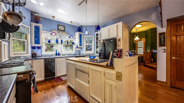 Detail Gallery Image 9 of 50 For 24083 Cresta Dr, Crestline,  CA 92325 - 4 Beds | 2/1 Baths