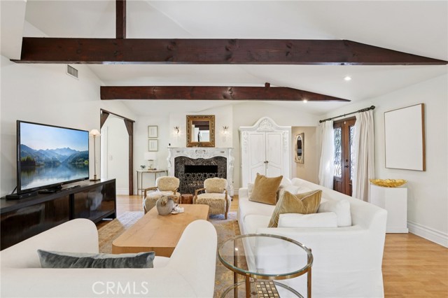 Detail Gallery Image 8 of 54 For 22015 Independencia St, Woodland Hills,  CA 91364 - 3 Beds | 2 Baths