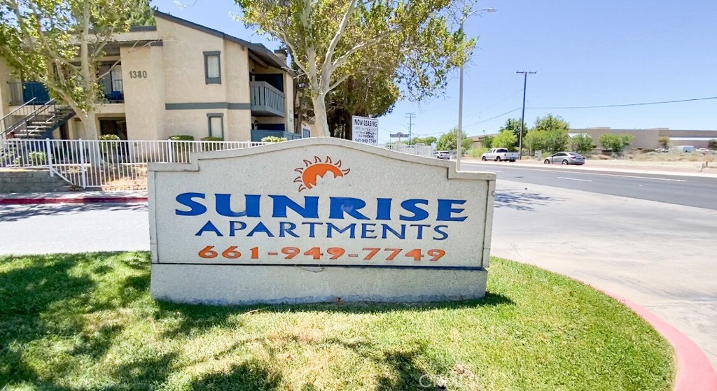1210 Meadow View Lane, Lancaster, CA 93534