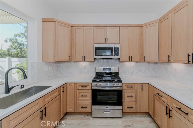 Detail Gallery Image 7 of 35 For 1972 W Blue Violet Ct, Anaheim,  CA 92801 - 3 Beds | 2/1 Baths