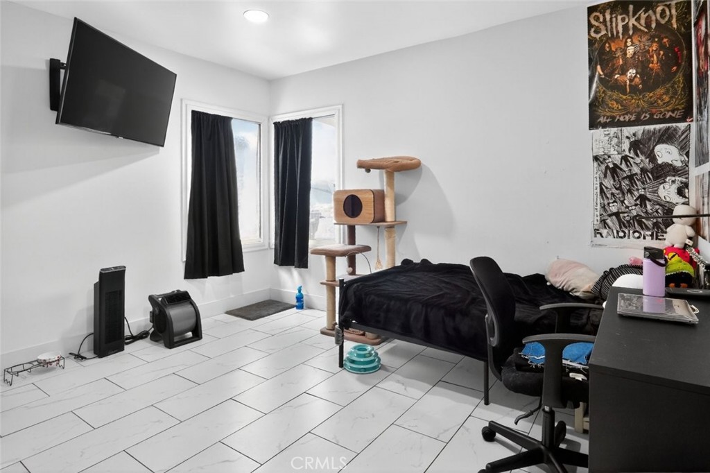 https://media.crmls.org/medias/ae613053-c7d2-41d7-a09b-c7de4e8cdd5e.jpg?preset=X-Large